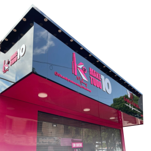 Fachada Comercial em ACM Estrutura em Metalon Galv. 20x20mm M² 4x0 (frente colorida e verso preto) ACM poliéster 3mm Letreiro PVC expandido 15mm com Pintura spray Iluminação Superior em Spots 7w,  Luz Branca