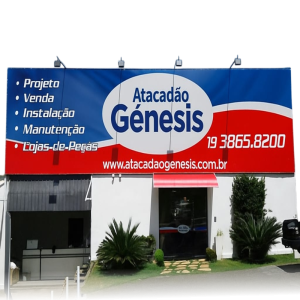 Fachada Comercial em Lona Estrutura em Metalon Galvanizado Grandes Formatos 4x0 (Impressão frente, verso sem impressão) Lona 440g Brilho Starflex Aplicação de Verniz Automotivo Suportes para fixação