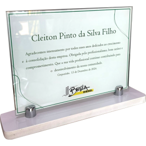 Troféu para Premiação Vidro Incolor Temperado 4mm 25x18cm 4x0 (Frente Colorida, Verso em Branco) Adesivo Vinil Brilho (Retroverso) Pintura Spray na Base Base em PVC 10mm, fendas em aço.